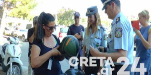 Η Τροχαία μοίρασε κράνη αντί για κλήσεις