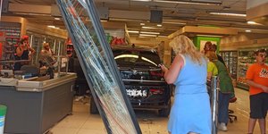 Αυτοκίνητο καρφώθηκε σε σούπερ μάρκετ στη Νίκαια
