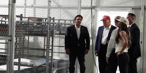 Ο Τραμπ απειλεί με... αλιγάτορες όσους προσπαθήσουν να δραπετεύσουν από τις νέες φυλακές στη Φλόριντα 