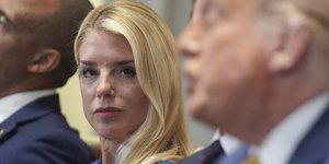 Ο πρόεδρος των ΗΠΑ Ντόναλντ Τραμπ και η υπουργός Δικαιοσύνης, Παμ Μπόντι