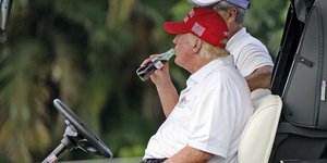 Ο πρόεδρος των ΗΠΑ, Ντόναλντ Τραμπ, απολαμβάνει μια Diet Coke στο διάλειμμα παρτίδας γκολφ