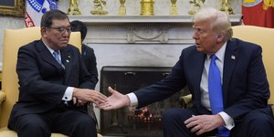 O Ιάπωνας πρωθυπουργός Σιγκέρου Ισίμπα και ο πρόεδρος των ΗΠΑ Ντόναλντ Τραμπ
