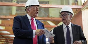 Ο πρόεδρος των ΗΠΑ Ντόναλντ Τραμπ και ο επικεφαλής της Fed Τζερόμ Πάουελ