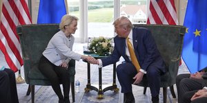 Ούρσουλα Φον ντερ Λάιεν και Ντόναλντ Τραμπ έδωσαν τα χέρια για τους δασμούς