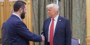 Η ιστορική χειραψία του Ντόναλντ Τραμπ με τον άλλοτε τζιχαντιστή, νυν πρόεδρο της Συρίας, Αχμάντ αλ-Σάρα