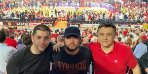Στο κέντρο ο Παναγιώτης Τσάκος ο νεότερος