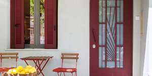 Μια αρχιτέκτονας δίνει νέα πνοή σε κατοικία του ’60 στις Τζιτζιφιές -Από λαϊκό σπίτι, σε σύγχρονο οικογενειακό καταφύγιο