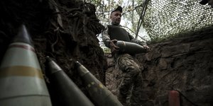Η Ουκρανία αιφνιδιασμένη από την αμερικανική απόφαση για την διακοπή της αποστολής ορισμένων όπλων