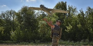 Ουκρανός στρατιώτης εξαπολύει drone