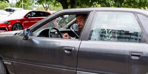 O Γιόνας Βαλαντσιούνας στο αυτοκίνητο του πατέρα του