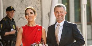 Η βασίλισσα Μαίρη με κόκκινη ολόσωμη φόρμα