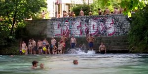 Οι κάτοικοι της Βέρνης αφήνουν τα μέσα μεταφοράς και πάνε στη δουλειά... κολυμπώντας