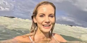 Influencer κολύμπησε σε νερά με αφρό 