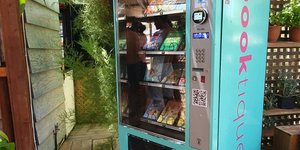 Ένας αυτόματος πωλητής με βιβλία σε beach bar στον Σχοινιά