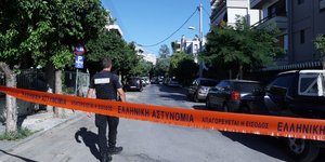 Η ΕΛΑΣ απέκλεισε το σημείο όπου βρέθηκε η βόμβα, έξω από το σπίτι του Γ. Πρετεντέρη