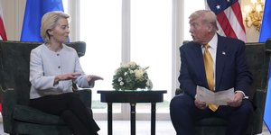 Η Ούρσουλα Φον ντερ Λάιεν με τον Ντόναλντ Τραμπ στην συνάντηση που κατέληξε σε συμφωνία για τους δασμούς 