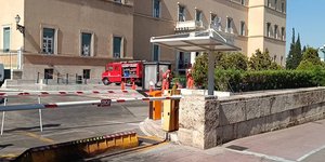 Ανδρες της ΕΜΑΚ παρέλαβαν τον ύποπτο φάκελο από τη Βουλή