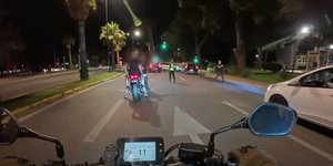 Οδηγός μηχανής παραλίγο να παρασύρει αστυνομικό σε μπλόκο στη Βουλιαγμένη