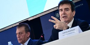 Αριστερά ο υπουργός Αθλητισμού, Γ. Βρούτσης και δεξιά ο υπουργός Προστασίας του Πολίτη, Μ. Χρυσοχοΐδης 