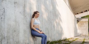 Γυναίκα κάνει wall sits