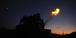 Ρωσική επίθεση με μη επανδρωμένο αεροσκάφος προκαλεί φωτιά σε στέγη πολυκατοικίας σε προάστιο του Κιέβου