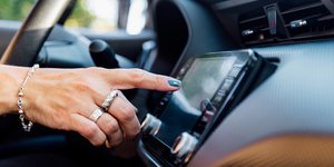 ερι ανοιγει ραδιοφωνο