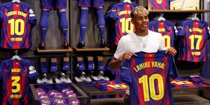 Ο Γιαμάλ με τη φανέλα με το Νο. 10 