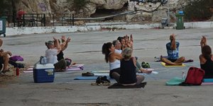 To κόμμα Κασσελάκη προσφέρει γιόγκα και ευεξία