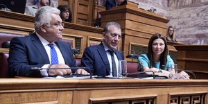 Η υπουργός Παιδείας και Θρησκευμάτων Σοφία Ζαχαράκη με τον υφυπουργό Αθλητισμού Γιάννη Βρούτση και τον υφυπουργό Παιδείας, Νίκο Παπαϊωάννου
