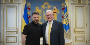 Ο πρόεδρος Ζελένσκι δηλώνει ότι είχε μια "παραγωγική" συνάντηση στο Κίεβο με τον απεσταλμένο των ΗΠΑ Κέλογκ