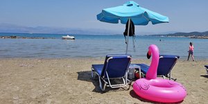 Στα ύψη η θερμοκρασία σε παραλία με ξαπλώστρες και φλαμίνγκο