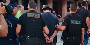 O 25χρονος έξω από τα δικαστήρια Πάτρας