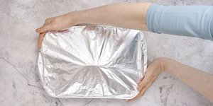 Το αλουμινόχαρτο έχει μια γυαλιστερή και μια ματ πλευρά - αλλά γιατί; / SHUTTERSTOCK