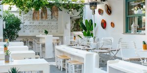 Το Madeira Cafe & Bar στο Νέο Ηράκλειο θυμίζει Κυκλάδες / Φωτογραφία: Facebook