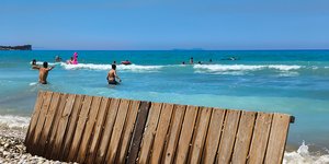 Ισχυροί άνεμοι και κύματα στις παραλίες