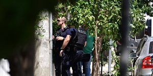 Αστυνομικοί έξω από την πολυκατοικία που δολοφονήθηκε η 47χρονη στο Χαλάνδρι