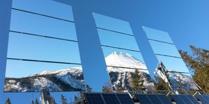 Οι «Τεχνητοί Ήλιοι» της Rjukan δεν είναι λαμπτήρες ή LED. Είναι τρεις καθρέφτες που περιστρέφονται με ακρίβεια ώστε να ακολουθούν την τροχιά του ήλιου / WIKIPEDIA