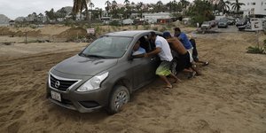 Κόλλησες με το αυτοκίνητο στην άμμο; Οδηγός για να ξεφύγεις χωρίς οδική βοήθεια