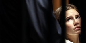 Η Αμάντα Νοξ στο δικαστήριο στην Περούτζια το 2011 για τη δίκη της για την υπόθεση δολοφονίας της Μέρεντιθ Κέρτσερ 