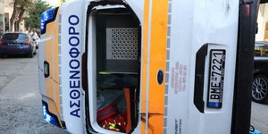 Ανατροπή ιδιωτικού ασθενοφόρου στο Γουδί