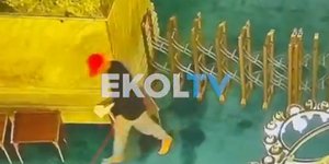 Η στιγμή που άνδρας επιχειρεί να βάλει φωτιά στην Αγία Σοφία