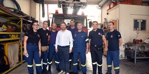 Ο Νίκος Ανδρουλάκης με πυροσβέστες στην Αχαϊα