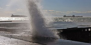 Ψηλά κύματα στα λιμάνια λόγω των ισχυρών ανέμων
