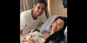 Η ηθοποιός Άννα Τσουκαλά με τον σύζυγό της και τον νεογέννητο γιο τους