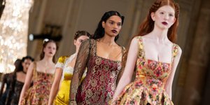 Μοντέλα στην πασαρέλα κατά την παρουσίαση της συλλογής Annie’s Ibiza, στο πλαίσιο της Εβδομάδας Μόδας του Λονδίνου/Φωτογραφία: Getty Images