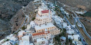 Η Ανω Πολη της Σύρου με τον καθεδρικό του Αγ. Γεωργίου 