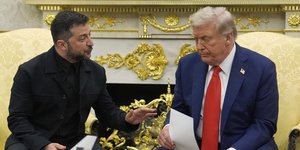 Ο Βολοντίμιρ Ζελένσκι συνομιλεί με τον Ντόναλντ Τραμπ στον Λευκό Οίκο