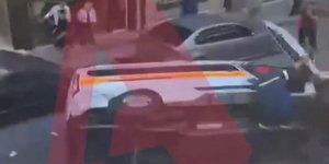 Η στιγμή που αναποδογυρίζει το ασθενοφόρου στο Γουδή