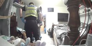 Aστυνομικός κλέβει σλιπάκι