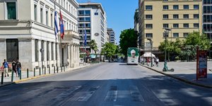 Έρημη πόλη θυμίζει η Αθήνα